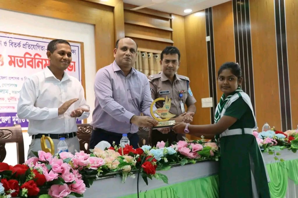 গোপালগঞ্জে দুর্নীতিবিরোধী রচনা, চিত্রাঙ্কন ও বিতর্ক প্রতিযোগিতা-২০২৬ এর পুরস্কার বিতরণ অনুষ্ঠানে বিজয়ী শিক্ষার্থীদের হাতে পুরস্কার তুলে দিচ্ছেন জেলা প্রশাসক ও জেলা ম্যাজিস্ট্রেট মো. আরিফ-উজ-জামান।