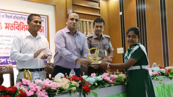 গোপালগঞ্জে দুর্নীতিবিরোধী রচনা, চিত্রাঙ্কন ও বিতর্ক প্রতিযোগিতা-২০২৬ এর পুরস্কার বিতরণ অনুষ্ঠানে বিজয়ী শিক্ষার্থীদের হাতে পুরস্কার তুলে দিচ্ছেন জেলা প্রশাসক ও জেলা ম্যাজিস্ট্রেট মো. আরিফ-উজ-জামান।