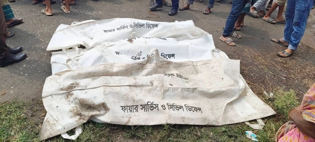 গোপালগঞ্জ জেলার মুকসুদপুরে টুঙ্গিপাড়া এক্সপ্রেস খাদে পড়ে নিহত ৩, আহত ১৭