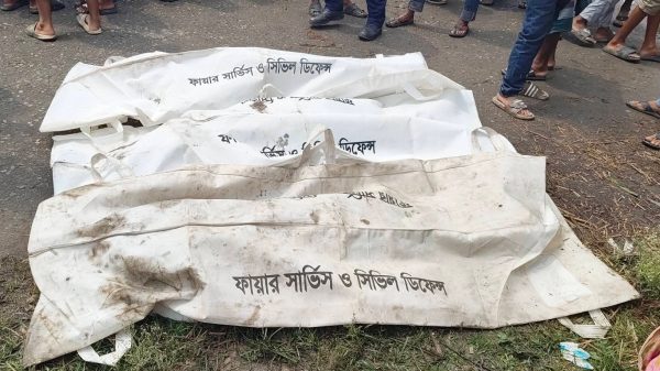 গোপালগঞ্জ জেলার মুকসুদপুরে টুঙ্গিপাড়া এক্সপ্রেস খাদে পড়ে নিহত ৩, আহত ১৭