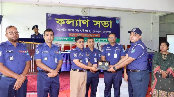 গোপালগঞ্জ জেলা পুলিশের মাস্টার প্যারেড, কল্যাণসভা ও মাসিক অপরাধ পর্যালোচনা সভা অনুষ্ঠিত