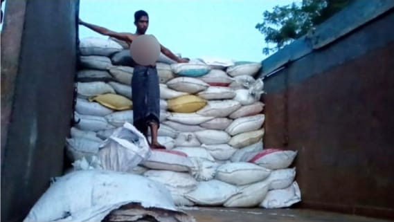 লাইসেন্স ও নিজস্ব প্যাকেটে বাজারজাতের নির্দেশ দিয়েছিল ভোক্তা অধিকার; প্রায় ২০ টনের চালান রাজশাহীতে পাঠানোর দাবি স্থানীয়দের