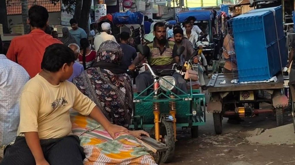 মুকসুদপুরে যত্রতত্র যানবাহন দাঁড়ানোয় গুরুত্বপূর্ণ সড়কে যানজট, দুর্ভোগে মানুষ