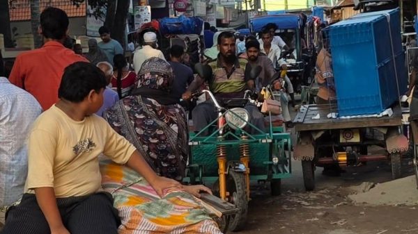 মুকসুদপুরে যত্রতত্র যানবাহন দাঁড়ানোয় গুরুত্বপূর্ণ সড়কে যানজট, দুর্ভোগে মানুষ