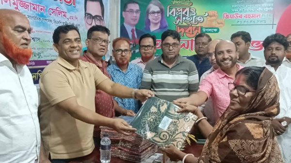 বিজয়া দশমীতে মুকসুদপুরে দুস্থ নারীদের উপহার দিলেন এমপি সেলিমুজ্জামান