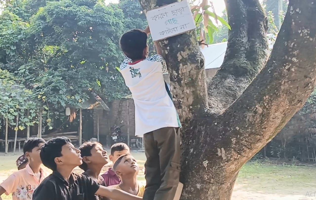 গাছে গাছে ১০ বছরের মুগ্ধের বার্তা, সচেতনতার মুগ্ধতা ছড়াচ্ছে ফুলবাড়ীতে