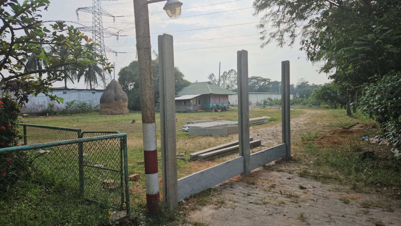 মিরসরাইয়ে চলাচলের রাস্তা বন্ধের অভিযোগ