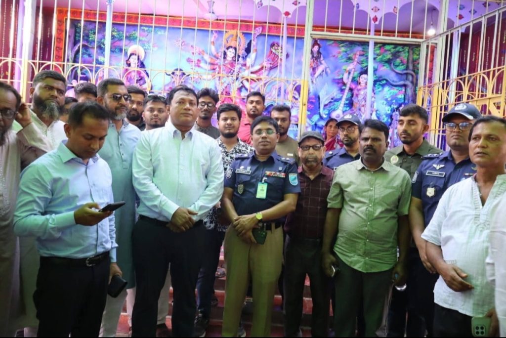 গোপালগঞ্জে পূজামণ্ডপে নিরাপত্তা তদারকিতে এমপি, ডিসি ও পুলিশ সুপার