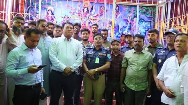 গোপালগঞ্জে পূজামণ্ডপে নিরাপত্তা তদারকিতে এমপি, ডিসি ও পুলিশ সুপার