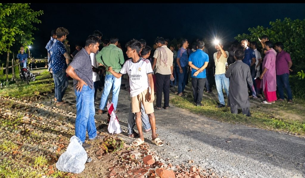 গোপালগঞ্জে ফুটবল খেলাকে কেন্দ্র করে দুই গ্রামের সংঘর্ষের পর ঘটনাস্থলের দৃশ্য।