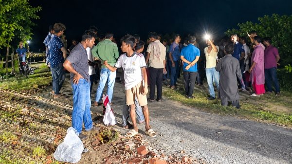গোপালগঞ্জে ফুটবল খেলাকে কেন্দ্র করে দুই গ্রামের সংঘর্ষের পর ঘটনাস্থলের দৃশ্য।