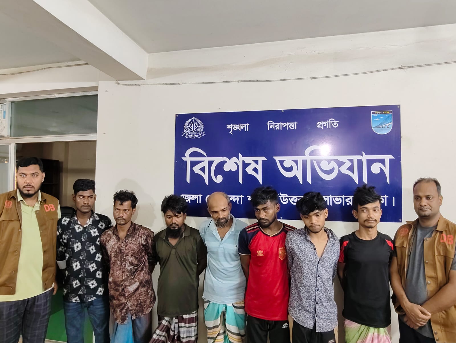 সাভার চোর ও ডাকাত দলের ৭ সদস্যকে গ্রেফতার করেছে ডিবি