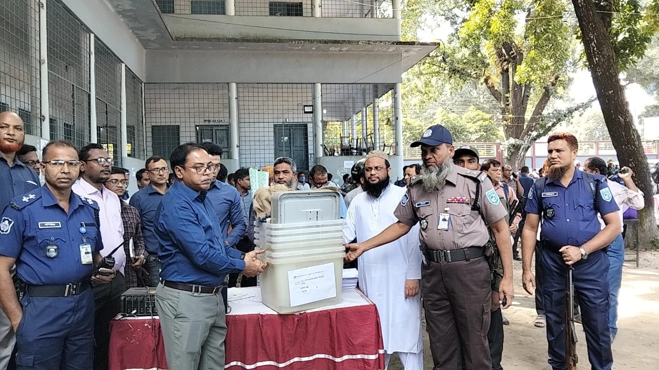 ঠাকূরগাঁও-১ আসনে উপ নির্বাচন, প্রতিটি ভোট কেন্দ্রে পৌঁছাচ্ছে নির্বাচনি সরঞ্জাম।